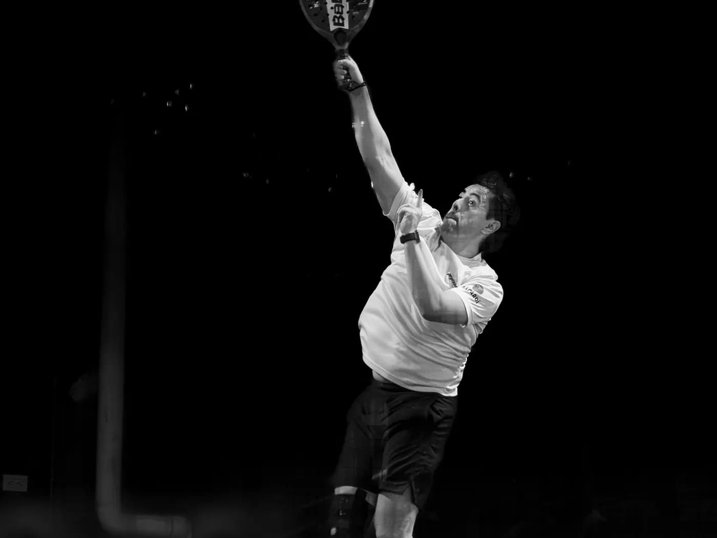 Jogador de padel a rematar, fotografia a preto e branco
